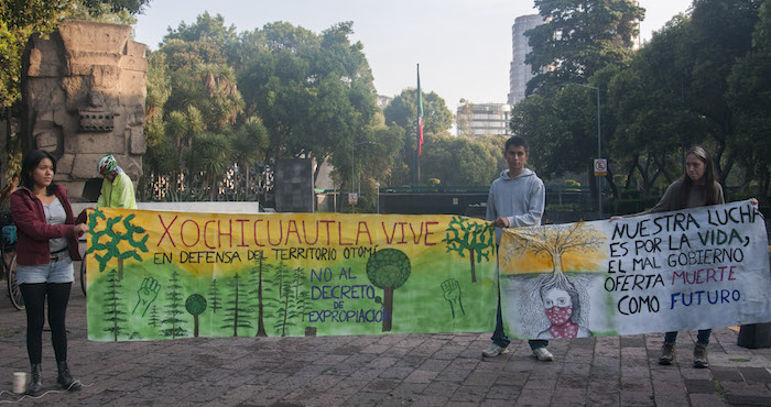 Un grupo de activistas y pobladores de la comunidad indígena ñañú de San Francisco Xochicuautla, organizaron una caravana que partió del monumento a Tlaloc, sobre paseo de la Reforma para manifestarse en contra de la obra de grupo Higa el pasado 8 de agosto. Foto: Cuartoscuro