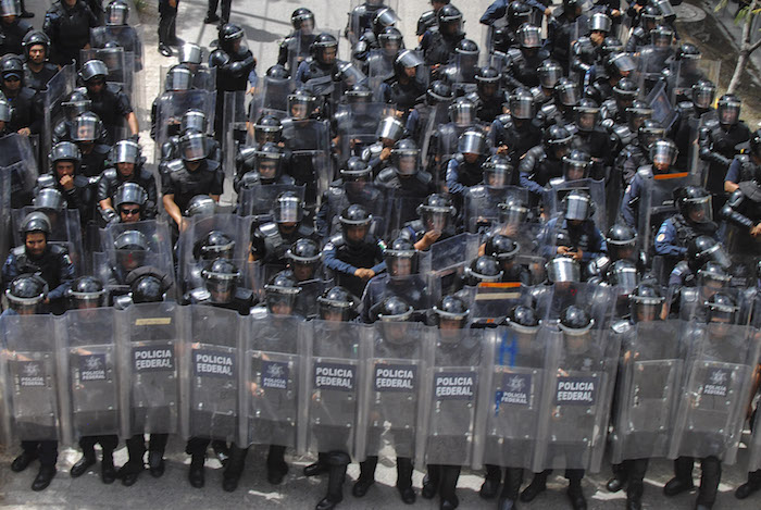 Más de 500 policías federales desalojaron manifestación en la Autopista del Sol. Foto: Cuartoscturo