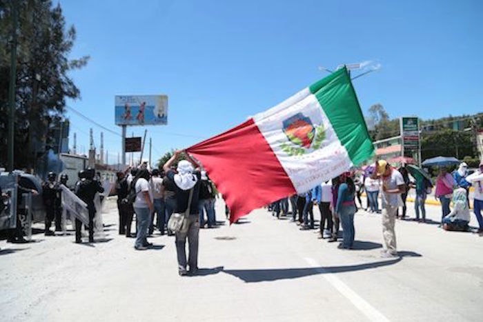 Normalistas bloquean la autopista del Sol. Foto: Jessica Torres, El Sur