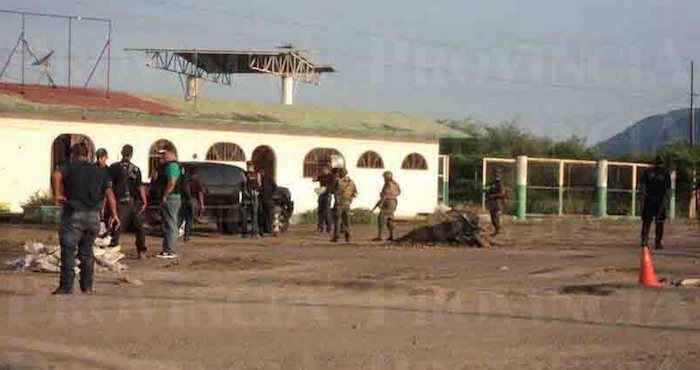 Desconocidos armados con fusiles de alto poder rafaguearon la madrugada de este domingo la barricada y la base del grupo de autodefensas de Huetamo. Foto: Provincia