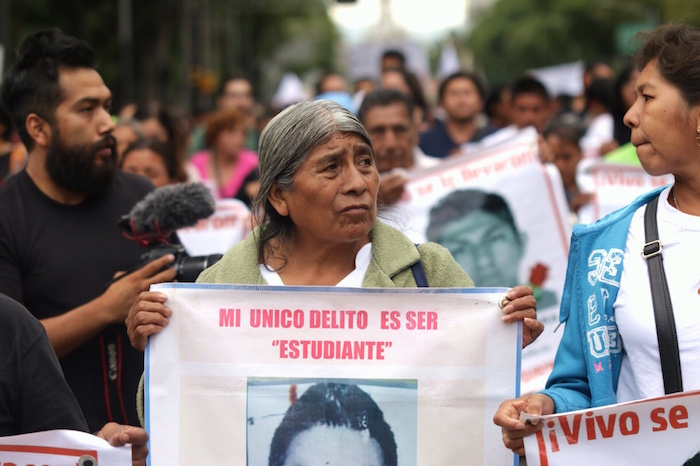 Padres de los 43 normalistas encabezan movilización a 11 meses de la desaparición de los jóvenes. Foto: Francisco Cañedo, SinEmbargo