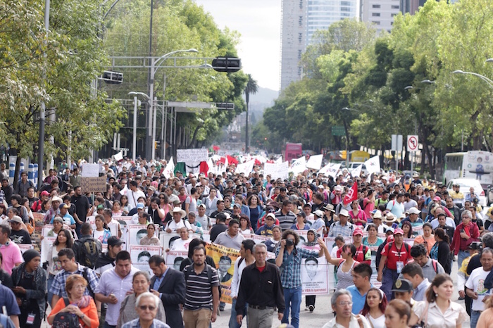 Miles de personas marchan en la Ciudad de México para exigir justicia por los 43 normalistas de Ayotzinapa. Foto: Francisco Cañedo, SinEmbargo