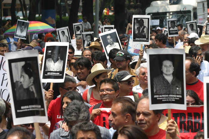 En 2010 cientos de personas exigieron "Porque los queremos vivos, no más violencia contra los periodistas". Foto: Cuartoscuro