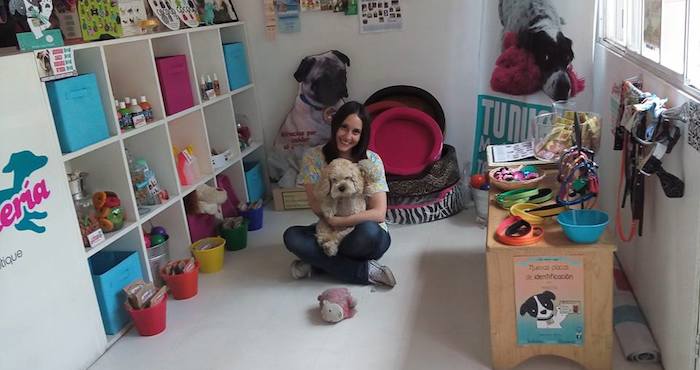 Claudia Ornelas y Horchata, "fundadoras" de la estética canina La Perruquería. Foto: Especial