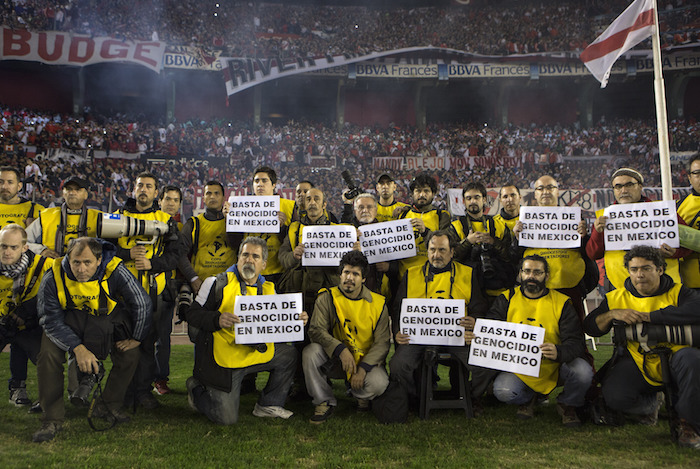 Fotógrafos argentinos protestan por la muerte de Rubén Espinosa. Foto: Xinhua