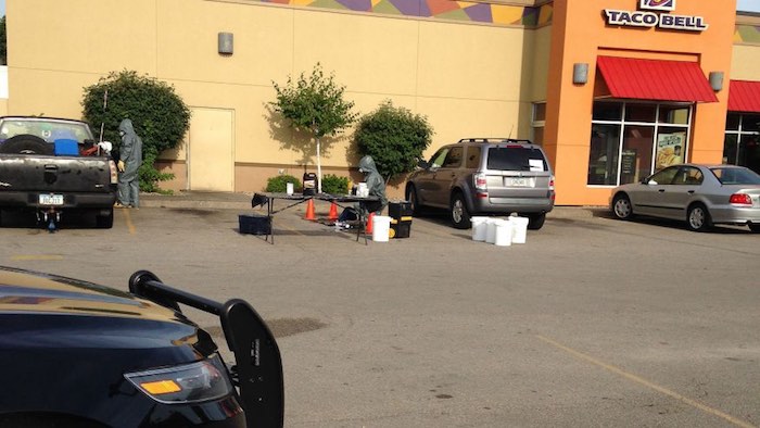 Los uniformados encontraron químicos y material empleados en la elaboración de esta droga dentro del local. Foto: The Gazette/KCRG-TV9.