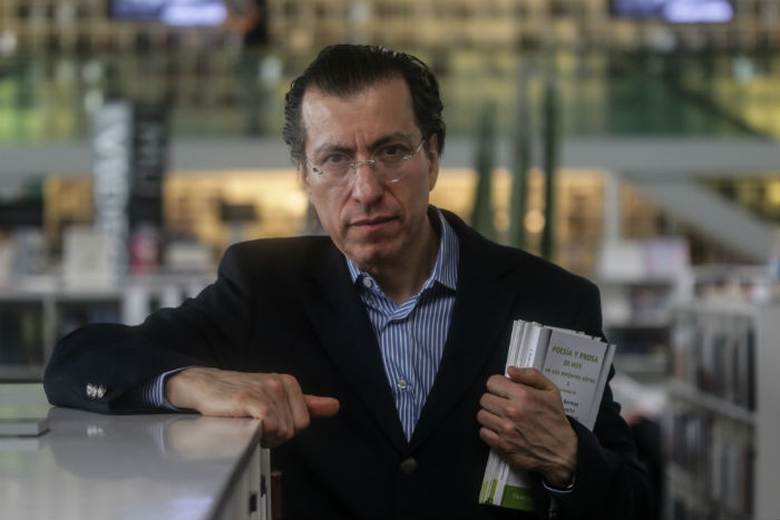 Víctor Manuel Mendiola, el poeta y editor a cargo de la colección del ISSSTE. Foto: Francisco Cañedo, SinEmbargo