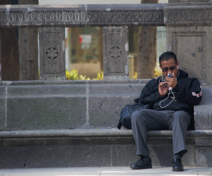 Hombre utilizando un celular. Foto: Cuartoscuro.