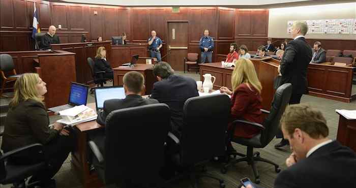 El jurado había descartado anteriormente pedir el ingreso de Holmes en un centro psiquiátrico, por lo que las posibilidades de hoy se reducían a la pena de muerte o cadena perpetua. Foto: Efe