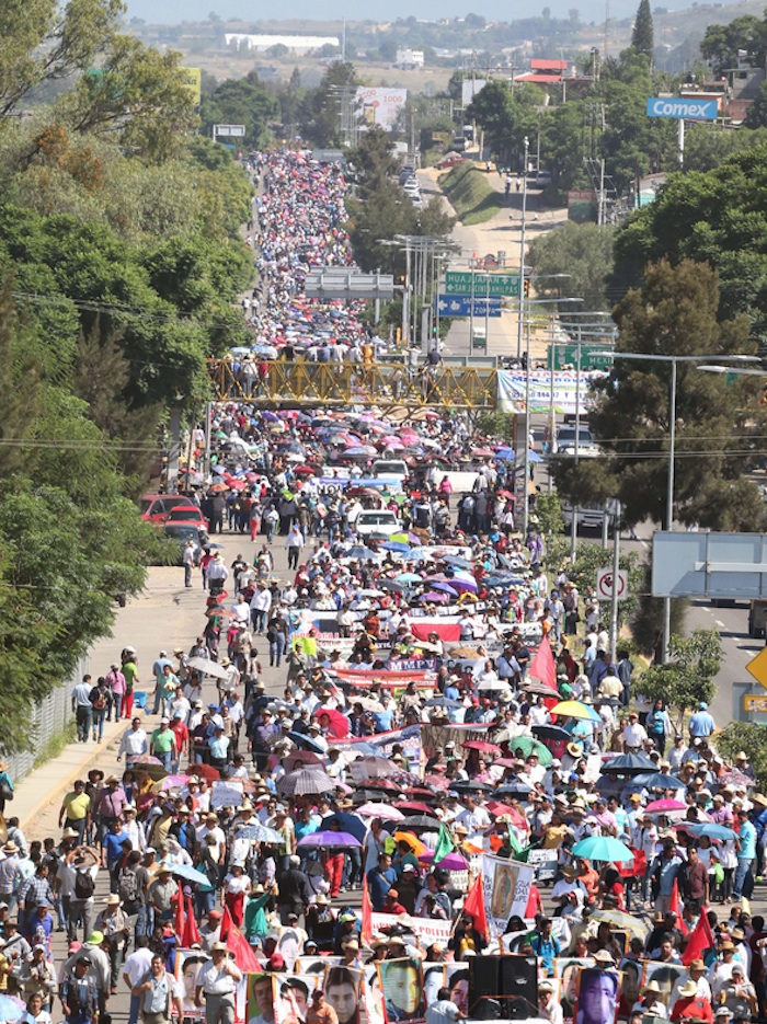 Marcha de la CNTE en Oaxaca. Foto: Cuartoscuro.