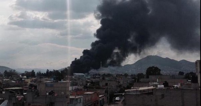 Una columna de humo, causada por un incendio en una bodega de desperdicios industriales en Ecatepec, puede verse desde distintos puntos de la Ciudad. Foto: @sectorial16