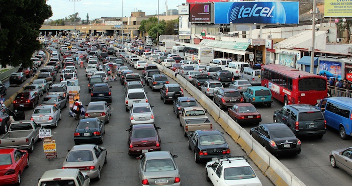Vista de una cola de automóviles en el lado mexicano de la línea fronteriza de Tijuana que esperan para pasar por la garita de San Ysidro en el sur de California. Foto: EFE.