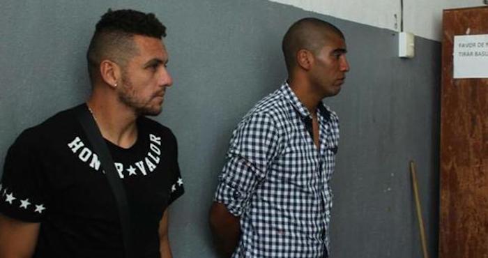 Alejandro Molina Núñez y Luis Antonio Gorosito fueron detenidos por haber golpeado al joven Luis Mariscal López en un bar de Aguascalientes. Foto: Especial