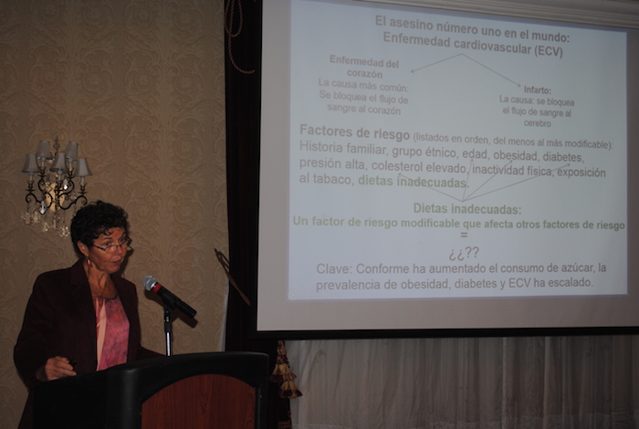 Kimber Stanhope advirtió en su visita a México del uso de estudios financiados por refresqueras para presionar a legisladores. Foto: Juan García, SinEmbargo