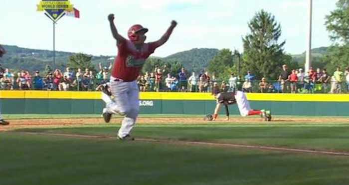 Daniel Zaragoza resultó el héroe mexicano, al pegar un sencillo con la cual vencieron al conjunto canadiense. Foto: Vía Twitter @helenamaravilla