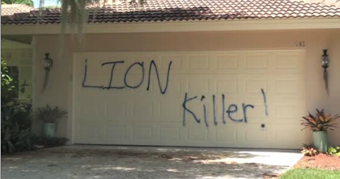 Fachada del garage del la casa de