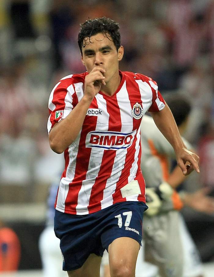 Bravo marcó doblete ante el Morelia en tres minutos en el estadio Omnilife. Foto: Notimex