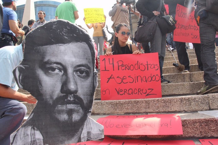 Protesta de periodistas en Él Ángel de la Independencia, en la Ciudad de México, por el asesinato del foto-reportero Rubén Espinosa. Foto: Francisco Cañedo, SinEmbargo