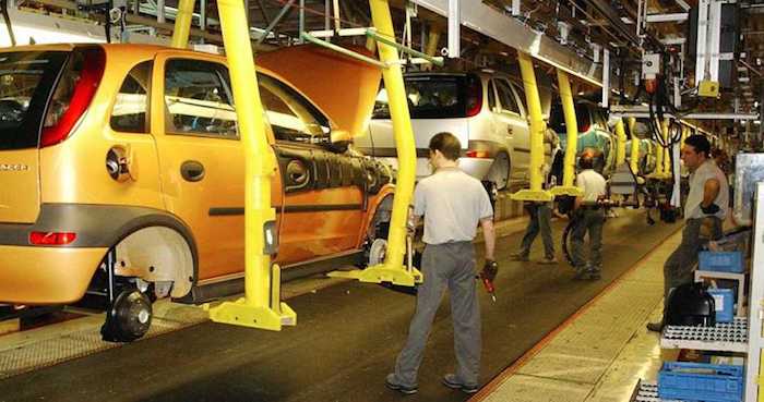 Aquellos que trabajan más horas tenían también más riesgo de sufrir una embolia o un ataque al corazón, aseguran científicos. Foto: Efe