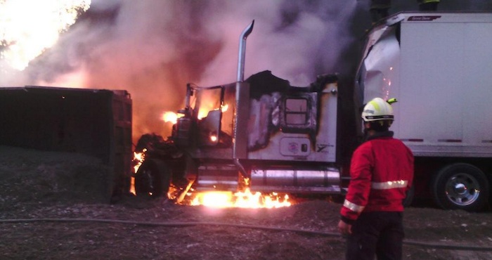 Aparatoso choque de dos tráilers en la Chamapa- Lechería deja a un hombre calcinado. Foto: Twitter @luismiguelbaraa