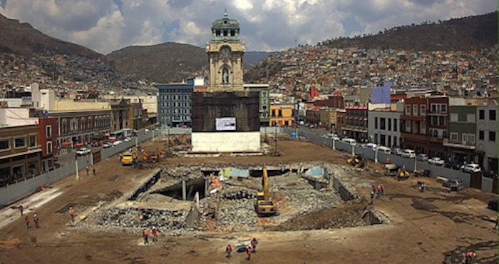 Trabajos de reconstrucción en la Plaza Independencia, en Pachuca, protegida por el INBA y el INAH. Foto: Especial