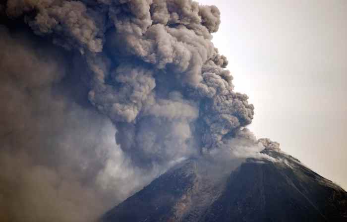 El cráter del Volcán de Colima ahora tiene casi 50 metros de profundidad y un diámetro de alrededor de 280 metros. Foto: Notimex