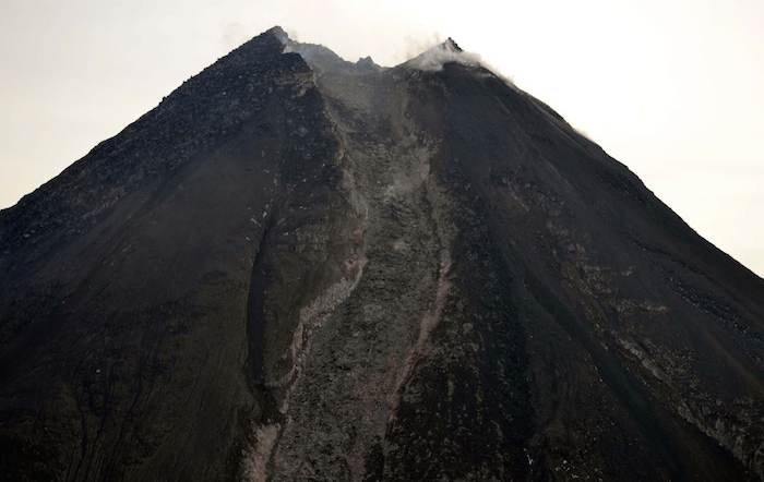 El vapor que sale del cráter está compuesto en 90% por agua y el resto es una combinación de bióxido de azufre, bióxido de carbono, ácido clorhídrico y ácido fluorhídrico. Foto: Notimex