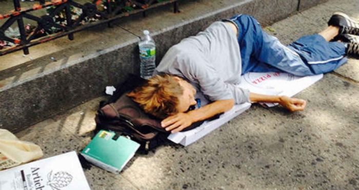 Foto: El ex financiero, quien vivió una vida de lujos y excesos mientras trabajaba en Wall Street, fue visto durmiendo encima de cajas de pizza en las calles de la metrópoli estadounidense. Foto: Policía de Nueva York