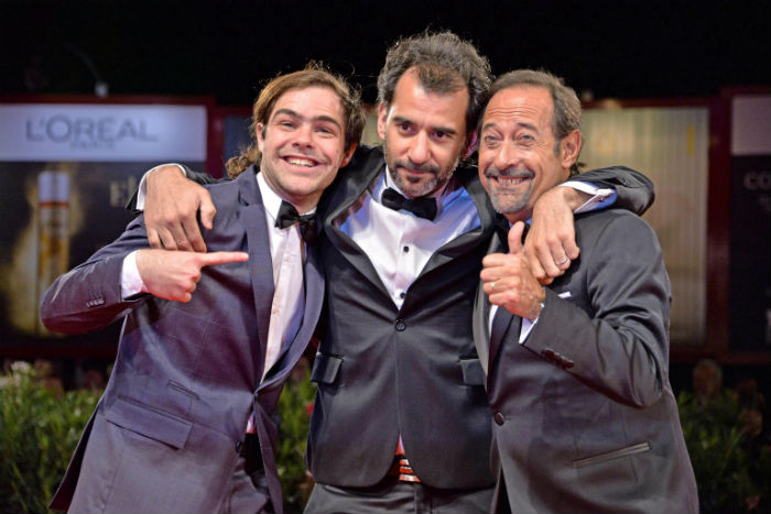 El cineasta, al medio, rodeado por sus actores, triunfa en Venecia. Foto: efe