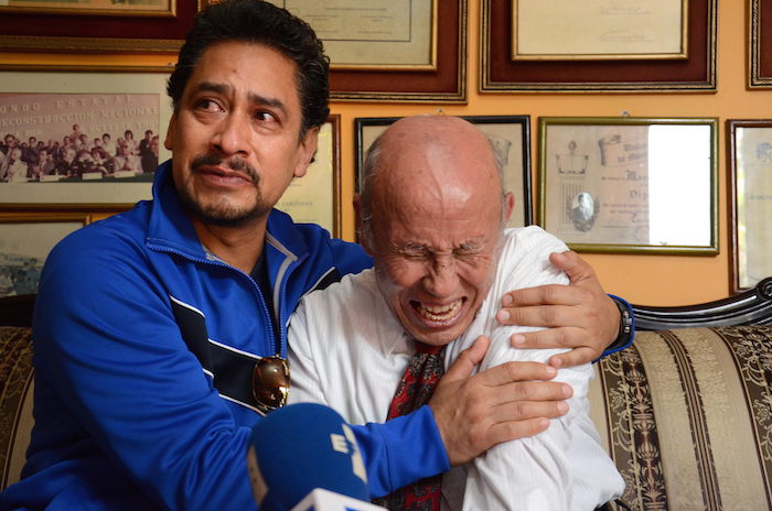 Efrén Zariñana "La Pulga" (derecha) y Abel Torres Chávez (izquierda) lloran durante su reencuentro. Foto: EFE.