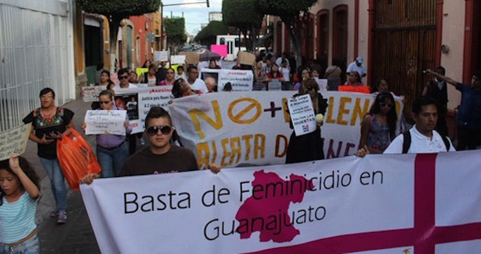 En cuatro ciudades de Guanajuato, distintas organizaciones y familiares de víctimas de feminicidio se manifestaron hoy para frenar la violencia contra las mujeres. Foto: Óscar Aguilar (Zona Franca)