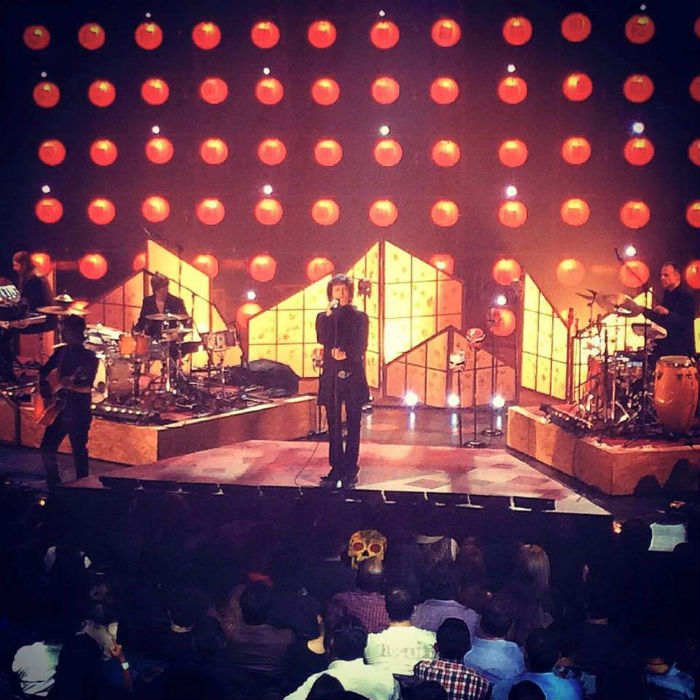 Enrique Bunbury, cual principito vestido íntegramente de negro. Foto: Facebook