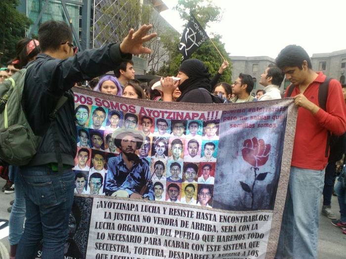 Los contingentes llegaban de todas partes para unirse a la manifestación. Foto: Xanath Lastiri, SinEmbargo
