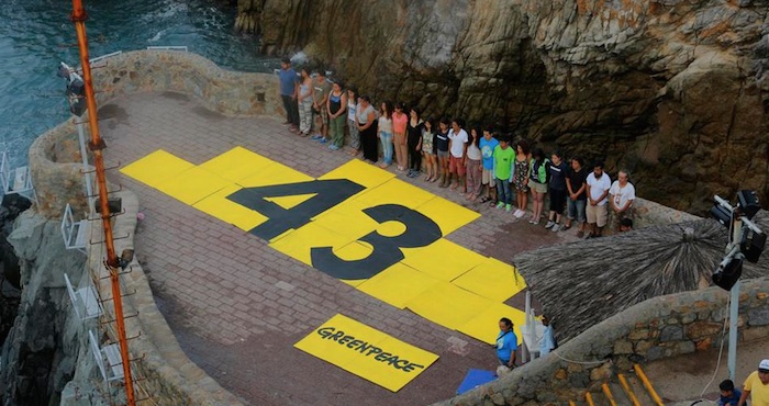 En apoyo a Ayotzinapa, la organización Greenpeace pide "Paz, Justicia y Esperanza" desde la Quebrada en Guerrero. Foto: Twitter @greenpeacemx