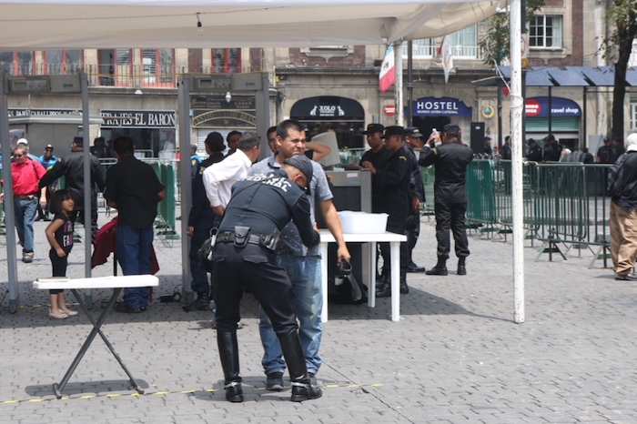 Se han instalado al menos seis filtros de seguridad en las calles aledañas a la Plaza de la Constitución. Foto: Francisco Cañedo, SinEmbargo