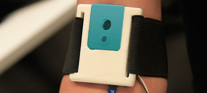 Investigadores mexicanos desarrollaron el dispositivo VP Band para eliminar el uso de las jeringas. Foto: CONACYT