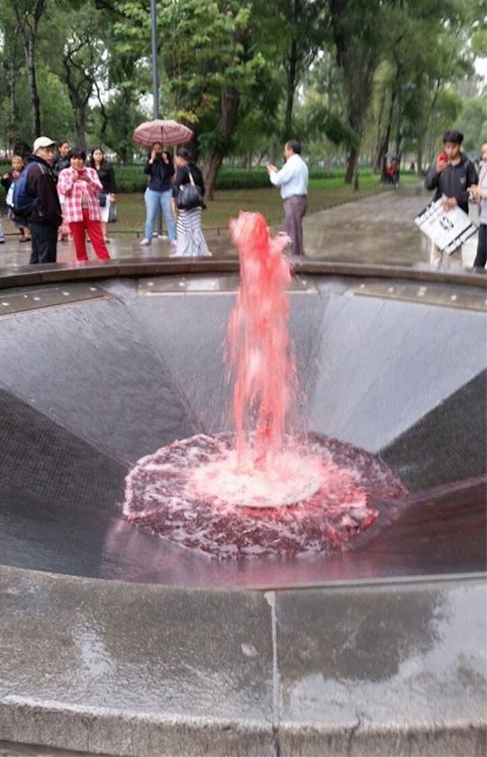 Las fuentes en la Alameda Central también se tiñeron de rojo. Foto: Carlos Acevedo, SinEmbargo