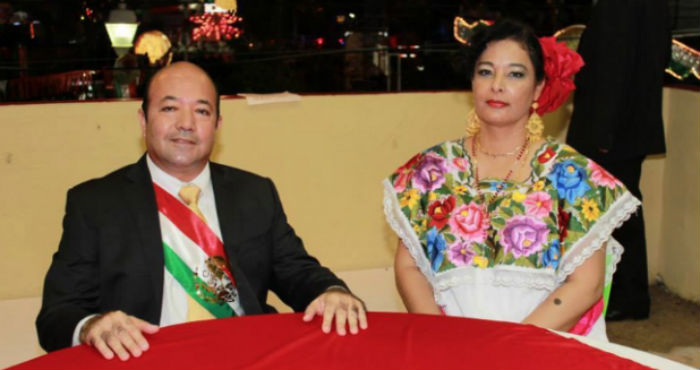El Alcalde del municipio de Pueblo Viejo, usó la Banda Presidencial para dar el Grito. Foto: tomada de Facebook