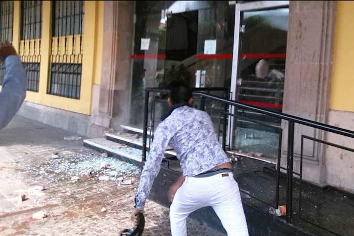 Algunos jóvenes lanzaron piedras contra la puerta de la Alcaldía. Foto: Zona Franca
