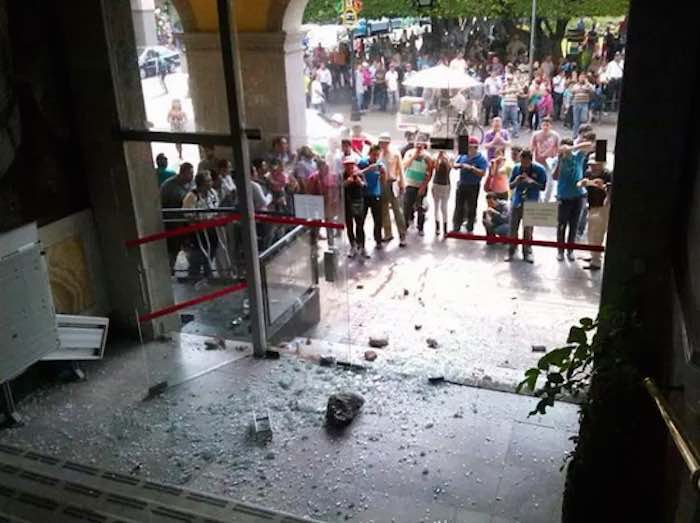 Manifestantes enojados rompieron la puerta de vidrio de la presidencia municipal. Foto: Zona Franca