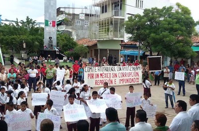 La protesta de los estudiantes de primaria. Foto: Francisco Magaña, El Sur
