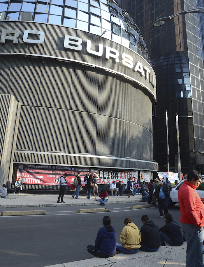 Manifestación afuera del centro de operaciones económicas. Foto: Cuartoscuro