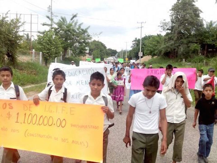 Los estudiantes de secundaria exigen la liberación de recursos para su escuela. Foto: El Sur