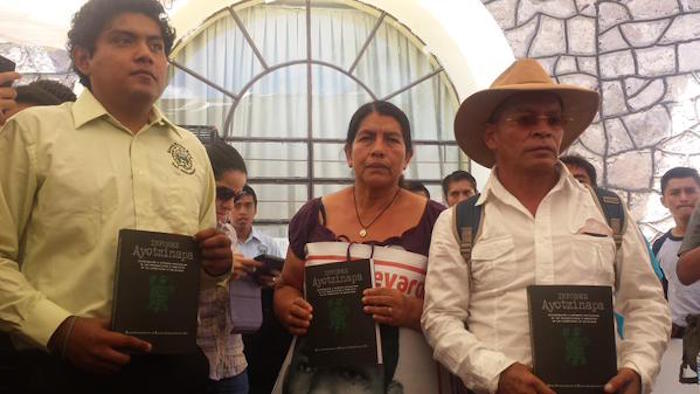 Entrega simbólica del informe a padres, madres y comité estudiantil Ayotzinapa. Foto: Centro Prodh.