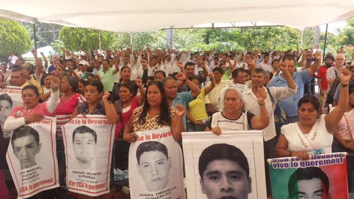 Los expertos Carlos Martín Beristain, Claudia Paz y Paz, y Francisco Cox fueron recibidos con gritos de "¡vivas!". Foto: Centro Prodh.