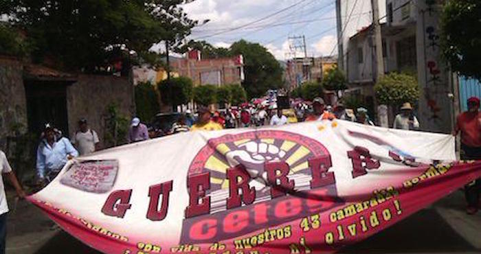 Marchan 5 mil maestros con la CETEG disidente para protestar en el Congreso de Chilpancingo. Foto: Twitter vía @elsurdeguerrero