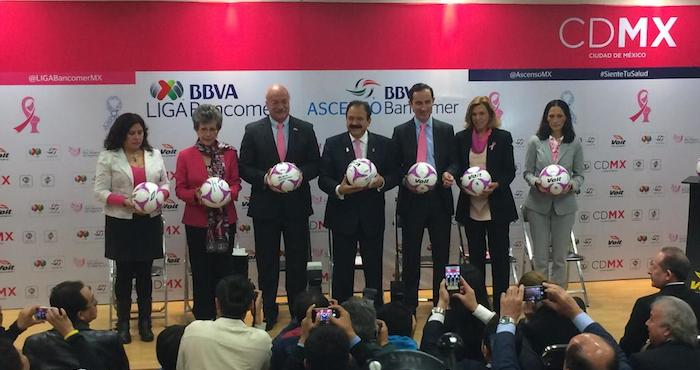 SSa presenta el balón Movimiento Azul y Rosa que rodará en la Liga MX. Foto: Juanfutbol