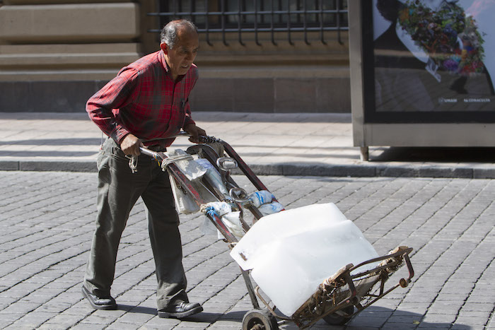 Adulto mayor trabaja Adultos de la tercera edad carecen de apoyos efectivos. Foto: Cuartoscuro