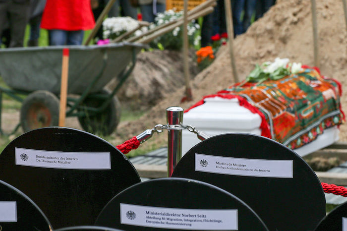 Entierro de refugiados sirios en el cementerio de Gatow, Alemania, donde miembros del Gobierno Federal fueron acusados simbólicamente. Foto: WikiMedia Commons