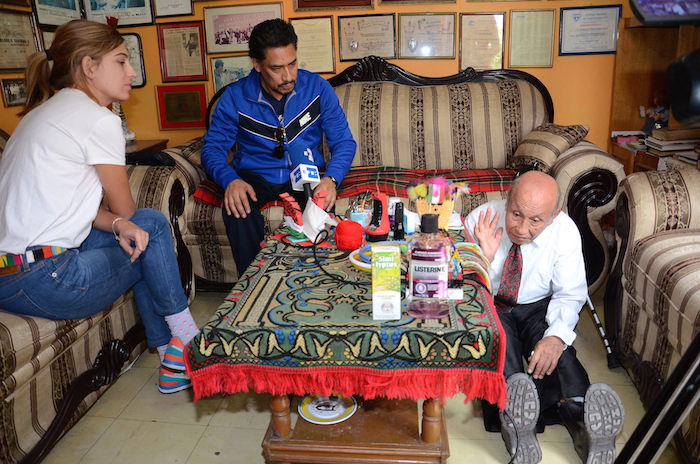 Marcos Efrén Zariñana "La Pulga" (derecha) y Abel Torres Chávez (centro) recuerdan detalles del rescate durante su reencuentro. Foto: Efe.